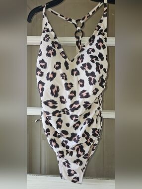 Size M Kona Sol Leopard Print One-Piece Swimsuit in Black and Light Pink